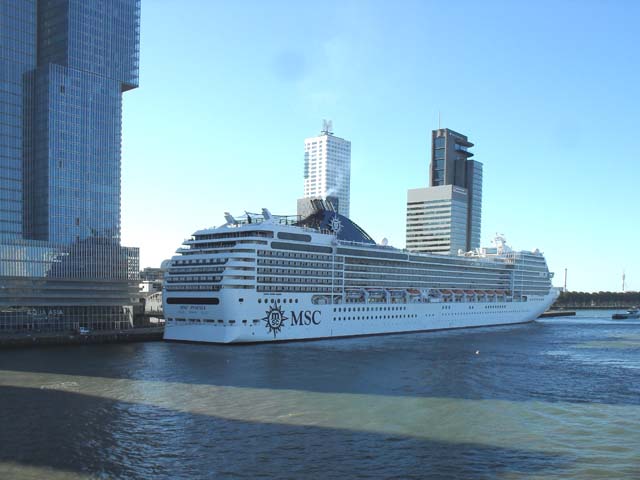 Cruiseschip ms MSC Poesia van MSC Cruises aan de Cruise Terminal Rotterdam